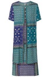 Blau-türkises Kleid mit verschiedenen Mustern in Blockdesign, kurzärmlig, gerade geschnitten, mit Knopfleiste vorne, knielang bis wadenlang, rundem Ausschnitt