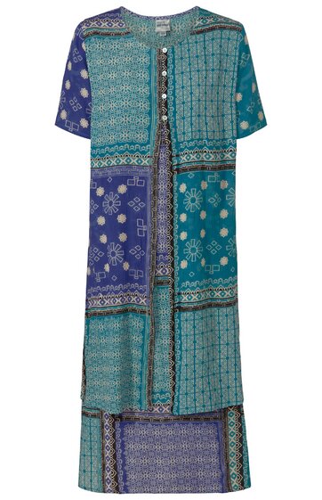 Blau-türkises Kleid mit verschiedenen Mustern in Blockdesign, kurzärmlig, gerade geschnitten, mit Knopfleiste vorne, knielang bis wadenlang, rundem Ausschnitt