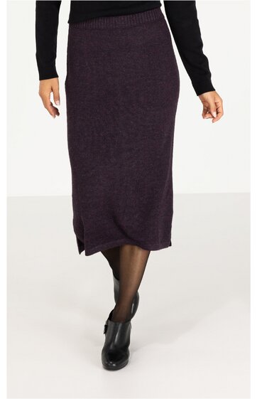 Dunkellila Bleistiftrock, knielang, schmal geschnitten, Elastikbund, kleiner Schlitz vorne rechts, getragen von stehender Person mit schwarzem Oberteil, schwarzen Strümpfen und schwarzen Stiefeletten