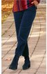 Dunkelblaue Hose mit geradem Schnitt, ohne Muster, getragen von stehender Person, sichtbar untere Körperhälfte, kombiniert mit schwarzen Stiefeletten