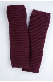 Paar gestrickter Armstulpen in dunklem Bordeauxrot mit diagonaler Rippstruktur, offen geschnitten, eng anliegend, ohne sichtbare Verschlüsse