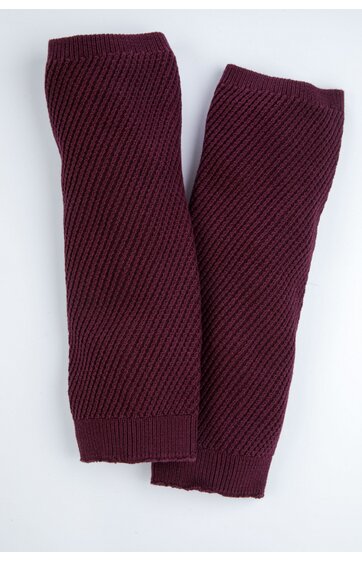 Paar gestrickter Armstulpen in dunklem Bordeauxrot mit diagonaler Rippstruktur, offen geschnitten, eng anliegend, ohne sichtbare Verschlüsse