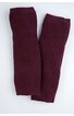 Paar gestrickter Armstulpen in dunklem Bordeauxrot mit diagonaler Rippstruktur, offen geschnitten, eng anliegend, ohne sichtbare Verschlüsse