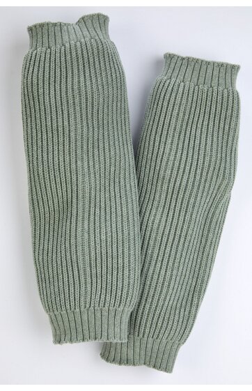 Paar hellgrüne, gestrickte Stulpen mit Rippmuster, obere und untere Enden mit breitem Bündchen