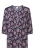 Bluse in dunklem Blau mit floralem Muster in Hellrosa und Beige, Rundhalsausschnitt, durchgehende Knopfleiste vorne, lange Ärmel, leichte Falten an der Vorderseite