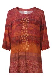 Rostbraunes Damenoberteil mit abstraktem Muster in Rot- und Orangetönen, Rundhalsausschnitt, drei viertel langen Ärmeln, frontale Zierknöpfe in zwei Reihen, gerade geschnitten