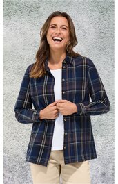 Damenbluse dunkelblau kariert mit weißen und hellbraunen Linien, Hemdkragen, lange Ärmel, Knopfleiste vorne, getragen von lächelnder stehender Frau, gerade geschnitten