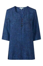 Dunkelblaues Damenoberteil mit kleinem weißen Punktemuster, V-Ausschnitt mit vier braunen Knöpfen, 3/4-Ärmel, locker geschnitten