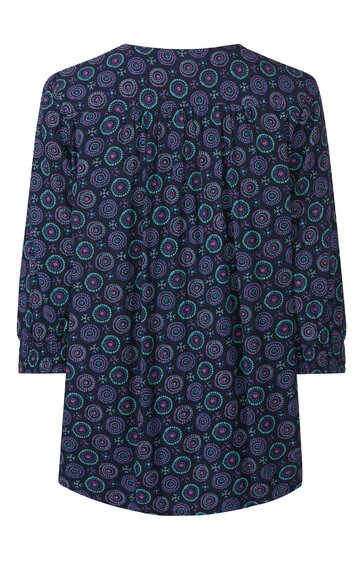 Dunkelblaue Bluse mit buntem Kreis- und Punkten-Muster in Türkis und Rosa, langer Arm, rundhalsausschnitt, lockere Passform, Rückenansicht