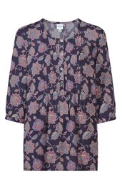 Bluse in dunklem Blau mit floralem Muster in Hellrosa und Beige, Rundhalsausschnitt, durchgehende Knopfleiste vorne, lange Ärmel, leichte Falten an der Vorderseite