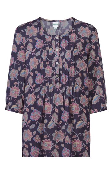 Bluse in dunklem Blau mit floralem Muster in Hellrosa und Beige, Rundhalsausschnitt, durchgehende Knopfleiste vorne, lange Ärmel, leichte Falten an der Vorderseite