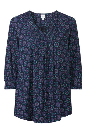 Dunkelblaue Bluse mit rundem Kragen, 3/4-Ärmeln, allover Muster aus runden Formen in Türkis und Hellblau, gerader Schnitt, Knopfleiste vorne