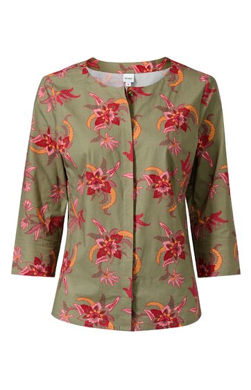 Grünes Damenoberteil mit roten und rosa Blumenmuster, rundem Ausschnitt ohne Kragen, 3/4-Ärmel, gerade geschnitten, durchgehende Knopfleiste verdeckt
