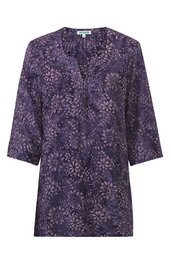 Damenbluse in dunkellila mit floralem Muster in helllila, V-Ausschnitt mit kleiner Knopfleiste, halblange Ärmel, gerade geschnitten