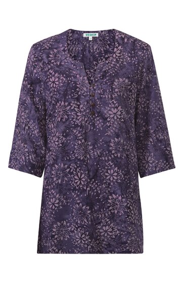 Damenbluse in dunkellila mit floralem Muster in helllila, V-Ausschnitt mit kleiner Knopfleiste, halblange Ärmel, gerade geschnitten