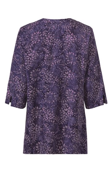 Damenbluse in dunkellila mit floralem Muster in helllila, rundhalsausschnitt, 3/4-lange Ärmel mit Manschetten, gerade geschnitten