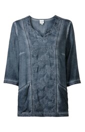 Damenoberteil in blaugrau, floral gemustert, V-Ausschnitt mit kleinem Stehkragen, 3/4-ärmel, gerade Form, zwei seitliche Eingrifftaschen