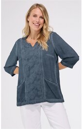 Damenpullover in jeansblau mit Ton-in-Ton Sternenmuster auf der Front, rundem Ausschnitt mit feiner Wellenkante, 3/4-langen Ärmeln, geradem Schnitt, getragen von stehender Frau