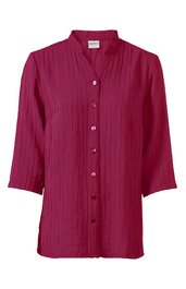 Damenbluse in dunklem Himbeerrot, unifarben, Stehkragen, durchgehende Knopfleiste mit kleinen Knöpfen, 3/4-lange Ärmel, gerade geschnitten