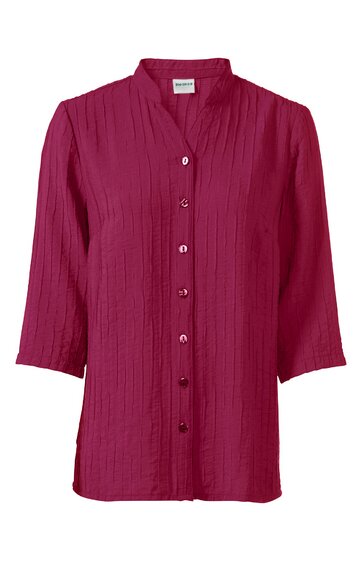 Damenbluse in dunklem Himbeerrot, unifarben, Stehkragen, durchgehende Knopfleiste mit kleinen Knöpfen, 3/4-lange Ärmel, gerade geschnitten