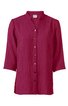 Damenbluse in dunklem Himbeerrot, unifarben, Stehkragen, durchgehende Knopfleiste mit kleinen Knöpfen, 3/4-lange Ärmel, gerade geschnitten