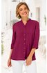 Damenbluse in dunklem Beerenrot, unifarben, stehkragen, lange Knopfleiste mit kleinen Knöpfen, 3/4-lange Ärmel, getragen von lächelnder stehender Frau, locker geschnitten