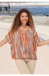 Kurze Bluse für Damen, bunt gestreift in Orange, Grau, Beige und Blau, weite Form mit Rundhalsausschnitt, kurze Fledermausärmel, getragen von stehender Frau mit offenen Armen