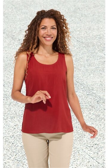 Rotes ärmelloses Top mit rundem Ausschnitt, gerade Passform, getragen von stehender Frau mit lockigen Haaren, beige Hose