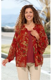 Rotes, locker geschnittenes Damenoberteil mit floralem Muster, langer weiter Ärmel, offener Schnitt, getragen von lächelnder, stehender Frau, darunter rotes Rundhalstop, beige Hose