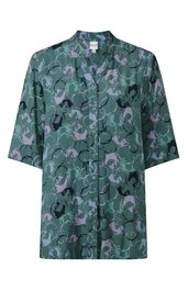 Kurzärmlige Bluse in moosgrün mit grauen und schwarzen abstrakten Mustern, Stehkragen, durchgehende Knopfleiste, lockere Passform