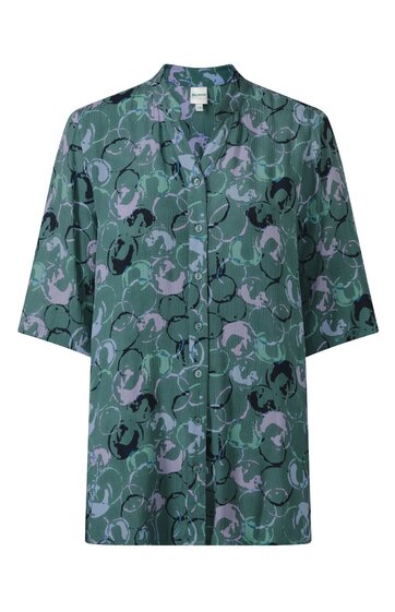 Kurzärmlige Bluse in moosgrün mit grauen und schwarzen abstrakten Mustern, Stehkragen, durchgehende Knopfleiste, lockere Passform