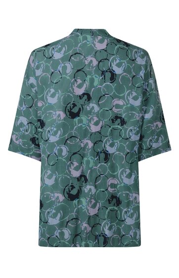 Grünes Hemd mit dreiviertellangen Ärmeln, abstraktes kreisförmiges Muster in Hell- und Dunkelgrau, gerade geschnitten, umgeschlagene Ärmelenden