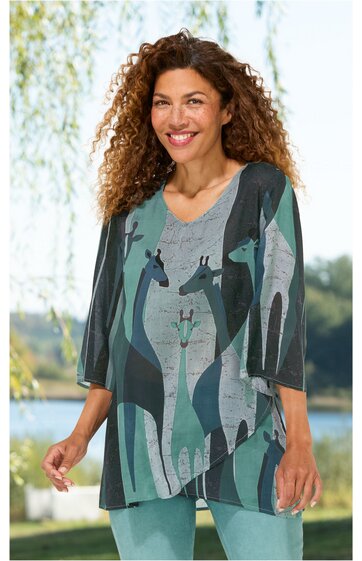 Langärmeliges Damenoberteil in verschiedenen Grüntönen und Grau, mit abstraktem Giraffenmuster, asymmetrischer Saum, V-Ausschnitt, getragen von stehender lächelnder Frau
