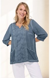 Damenpullover in jeansblau mit Ton-in-Ton Sternenmuster auf der Front, rundem Ausschnitt mit feiner Wellenkante, 3/4-langen Ärmeln, geradem Schnitt, getragen von stehender Frau