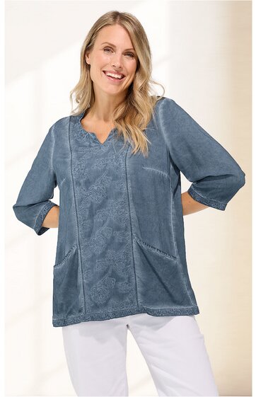 Damenpullover in jeansblau mit Ton-in-Ton Sternenmuster auf der Front, rundem Ausschnitt mit feiner Wellenkante, 3/4-langen Ärmeln, geradem Schnitt, getragen von stehender Frau