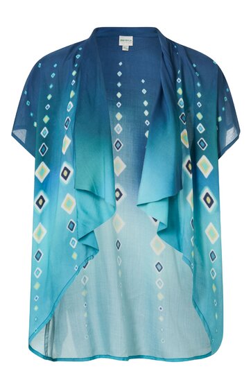 Kurzärmeliges, offenes Damenoberteil in Türkis mit geometrischem Muster aus Rauten in Weiß, Blau und Beige, locker fallend, asymmetrisch geschnitten, ohne Verschluss