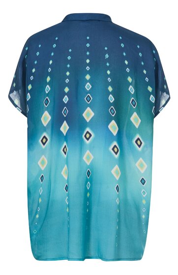 Kurzärmlige Bluse in Blau- und Türkistönen mit vertikal verlaufendem Rautenmuster, gerader Schnitt, klassischer Kragen, Rückansicht