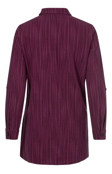 Dunkelrotes Hemd mit feinen vertikalen Streifen in Hellrosa, langer Ärmel mit Manschetten, Kragen, gerade geschnitten, Rückenansicht