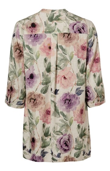 Bluse hellbeige mit großem floralen Muster in Altrosa, Flieder und Grün, lange Ärmel, gerade geschnitten, hinten ohne Kragen, mittellang