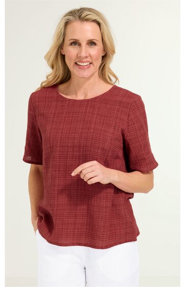 Kurzärmeliges Damenoberteil in ziegelrot mit feinem Karomuster, rundem Halsausschnitt, locker geschnitten, getragen von stehender Frau mit langen blonden Haaren