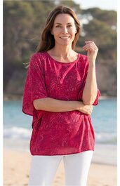 Rotes T-Shirt mit floralen Mustern, Rundhalsausschnitt, halblange Ärmel, gerade geschnitten, getragen von stehender Frau am Strand