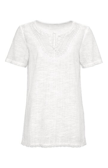 Weißes, kurzärmeliges Kleid mit rundem Halsausschnitt, stickereiverziert am Ausschnitt, gerade geschnitten, knieumspielende Länge