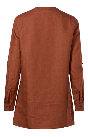 Langärmlige Bluse in rostbraun ohne Muster, Rückenansicht, gerade geschnitten, mit Knöpfen an den Manschetten und Ärmeln