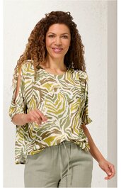 Locker geschnittenes Damenshirt in Beige mit grün-weiß gestreiftem Zebraähnlichem Muster, rundem Ausschnitt, kurzen Ärmeln mit kleiner Öffnung, getragen von lächelnder Frau mit lockigem Haar