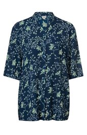 Dunkelblaue Bluse mit hellblauem floralen Muster, kragenlos mit V-Ausschnitt, halblange Ärmel, lockere Passform