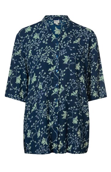 Dunkelblaue Bluse mit hellblauem floralen Muster, kragenlos mit V-Ausschnitt, halblange Ärmel, lockere Passform
