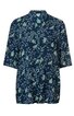 Dunkelblaue Bluse mit hellblauem floralen Muster, kragenlos mit V-Ausschnitt, halblange Ärmel, lockere Passform