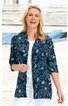 Damenstrickjacke, dunkelblau mit hellblauem floralen Muster, offene Vorderseite ohne Knöpfe, Dreiviertelärmel, locker geschnitten, getragen von lächelnder stehender Frau