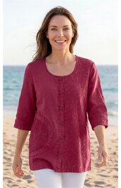Rotes langärmliges Oberteil mit Rundhalsausschnitt, gerader Schnitt, sichtbare Naht in der Mitte, getragen von lächelnder Frau am Strand, 3/4-Ärmel