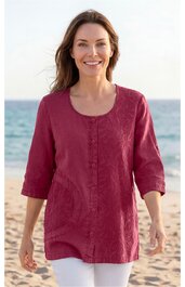 Rotes langärmliges Oberteil mit Rundhalsausschnitt, gerader Schnitt, sichtbare Naht in der Mitte, getragen von lächelnder Frau am Strand, 3/4-Ärmel